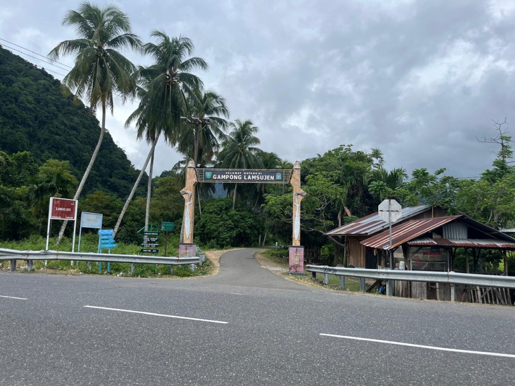 Jalan Masuk Utama Menuju Gampong Lamsujen