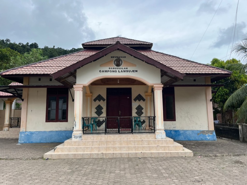 Meunasah Babussalam Gampong Lamsujen